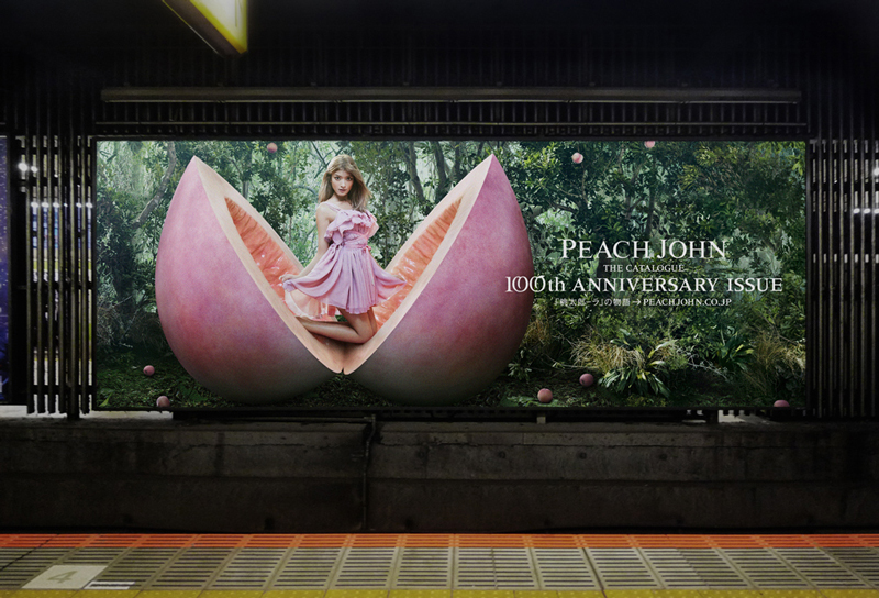 ピーチ・ジョン　100周年記念広告 桃　桃太郎ーラ　ポスター　掲出風景　交通広告　