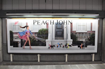 ピーチ・ジョン　Peach John 春の広告 スカートめくり 　掲出風景　交通広告