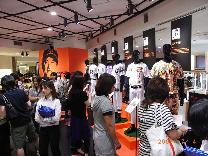 読売ジャイアンツ　迷彩ユニフォーム　戦闘服　展示風景　イベント